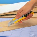 Cutter OLFA de bloqueo manual con mango ergonómico - L-1
