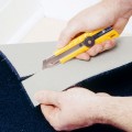 Cutter OLFA de bloqueo manual con mango ergonómico - L-1